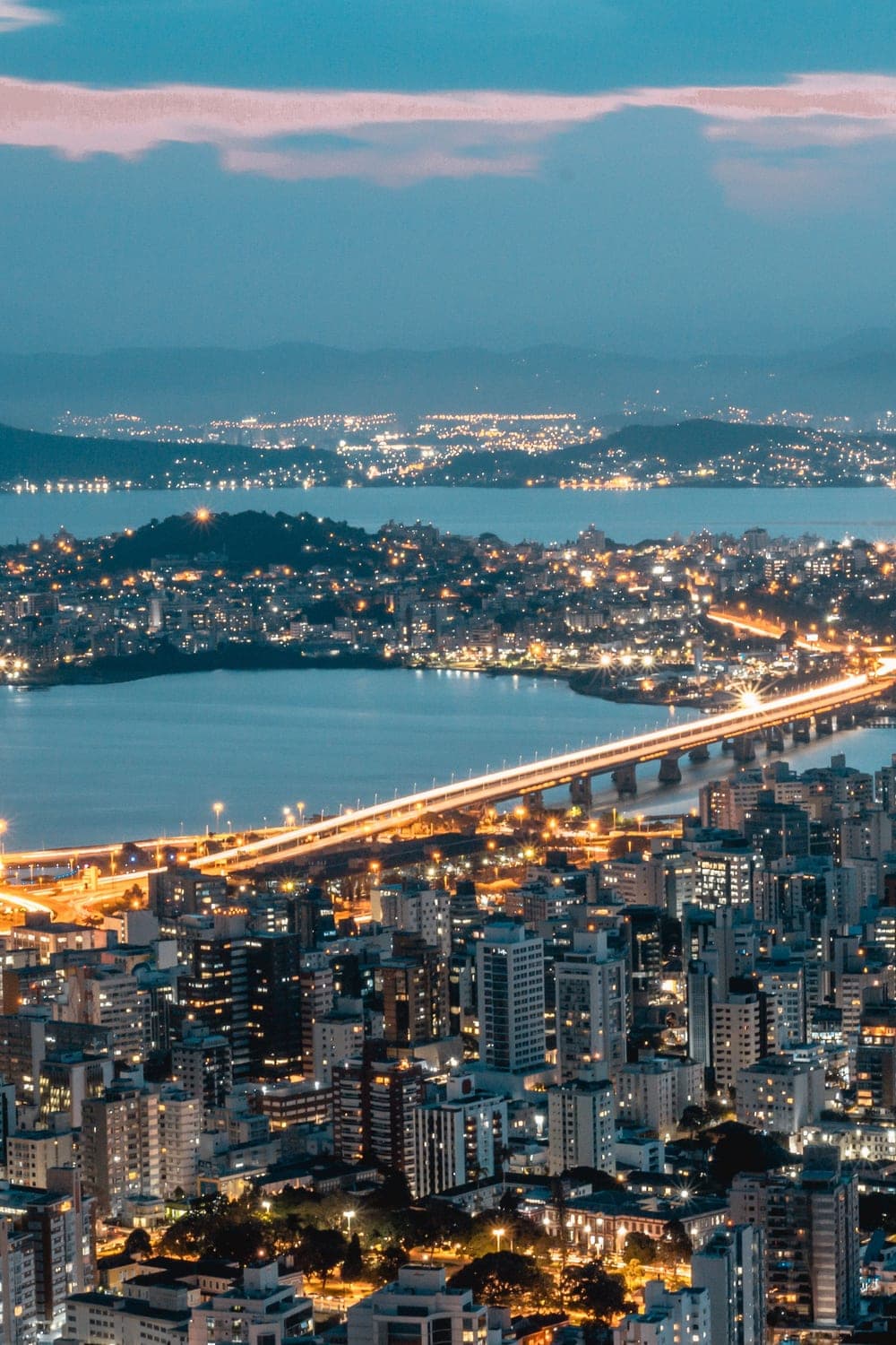 Florianópolis ao entardecer, com a Ponte Hercílio Luz