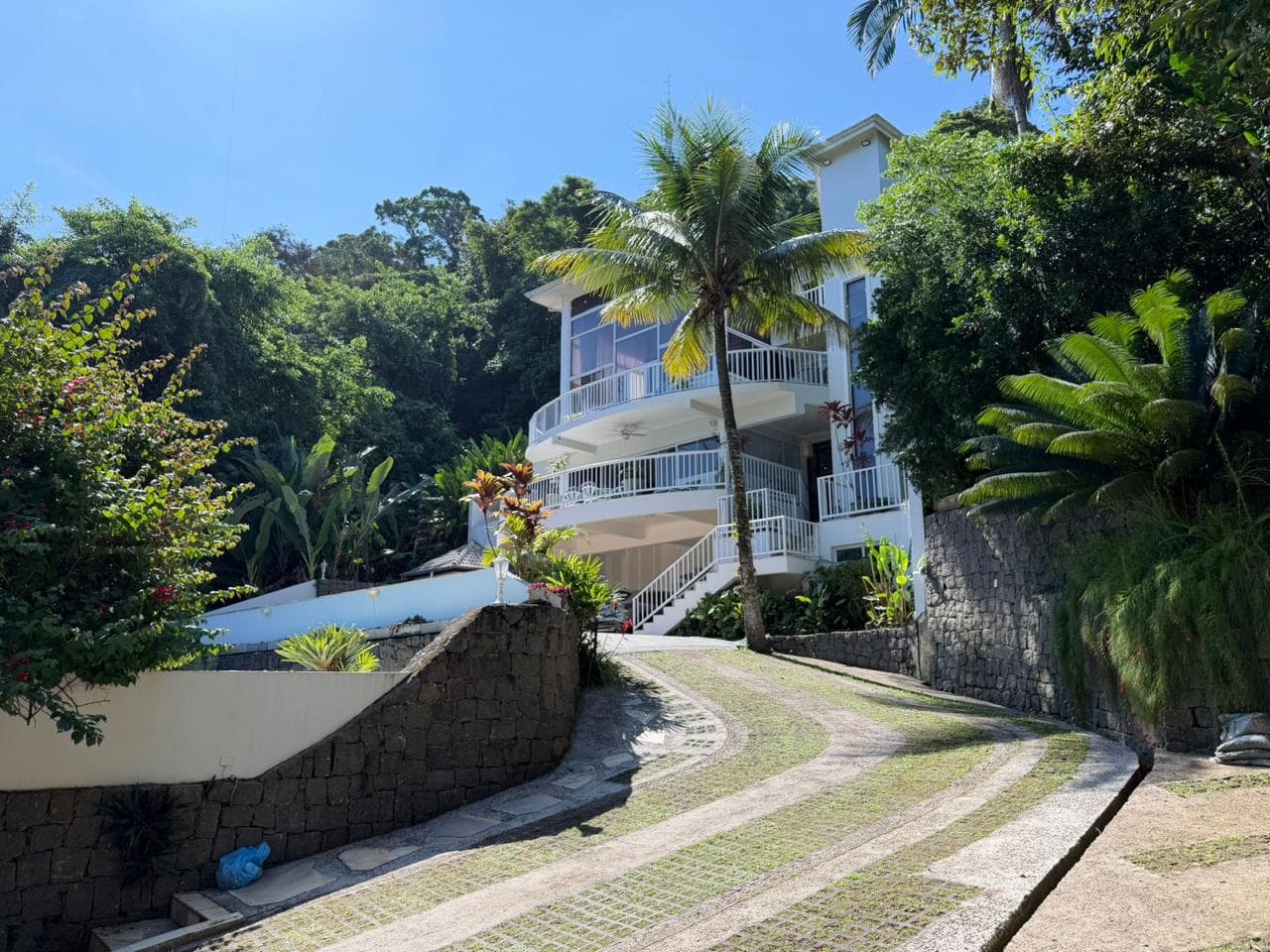 Fachada da Mansão Vista Mar ao dia, Praia do Tenório, Ubatuba